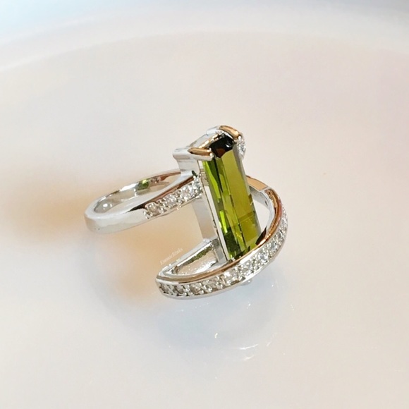 Jewelry - New Green Geometric Cubic Zirconia & Crystal Ring